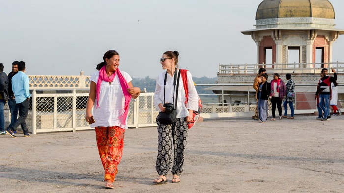 trò chuyện với người dân địa phương khi du lịch Mumbai