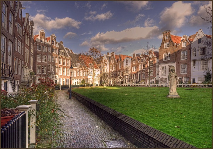 Khu bảo tồn Begijnhof ở trung tâm thành phố Amsterdam mang dáng dấp của kiến trúc phổ biến của châu Âu