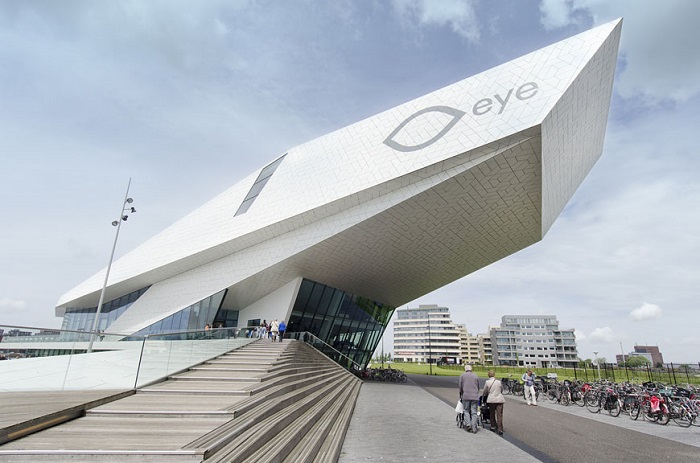 mùa thu ở Amsterdam tại bảo tàng The Eye Filmmuseum