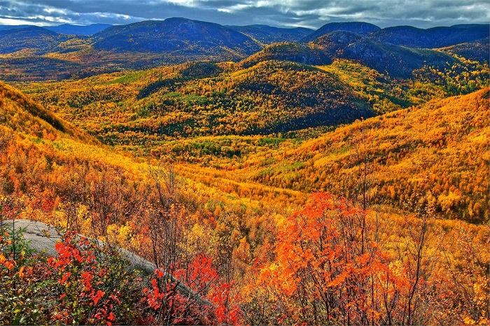 mùa thu ở Canada trên dãy núi Laurentian 