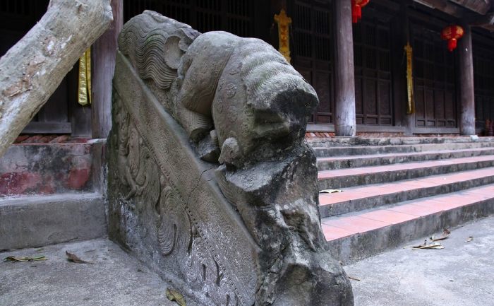 Mãn nhãn trước tượng đúc đá từ thời nhà lý tại chùa Hương Lãng