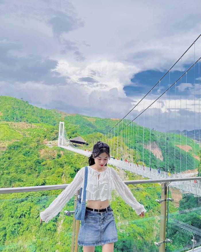 du lịch Mộc Châu đẹp tại cầu kính bạch long dài nhất thế giới