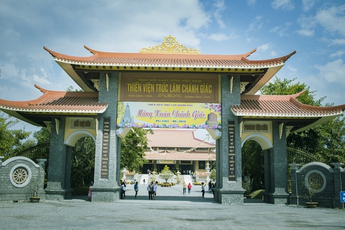 Cổng tam quan đồ sộ Thiền Viện Trúc Lâm Chánh Giác Tiền Giang 