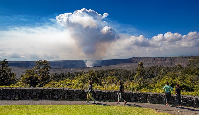 Du khách đi bộ trên Crater Rim - con đường đẹp nhất Công viên quốc gia Hawaii’s Volcanoes