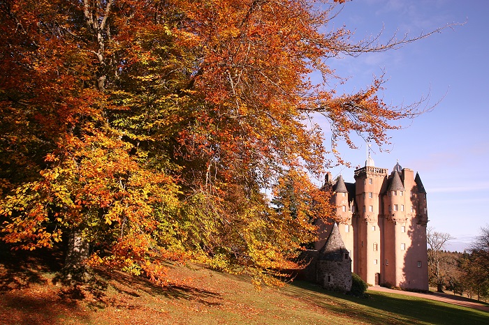 Aberdeenshire địa điểm ngắm lá mùa thu đẹp nhất Scotland