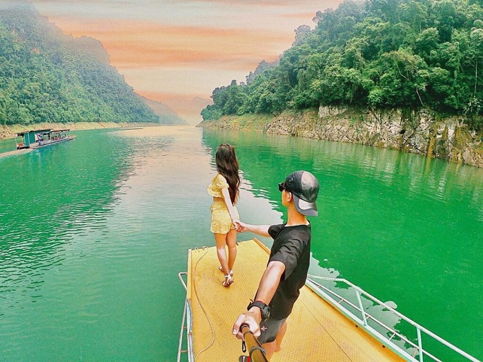 Hồ Na Hang thuộc khu du lịch Na Hang Tuyên Quang với nước xanh trong vắt, xung quanh là núi đá vôi
