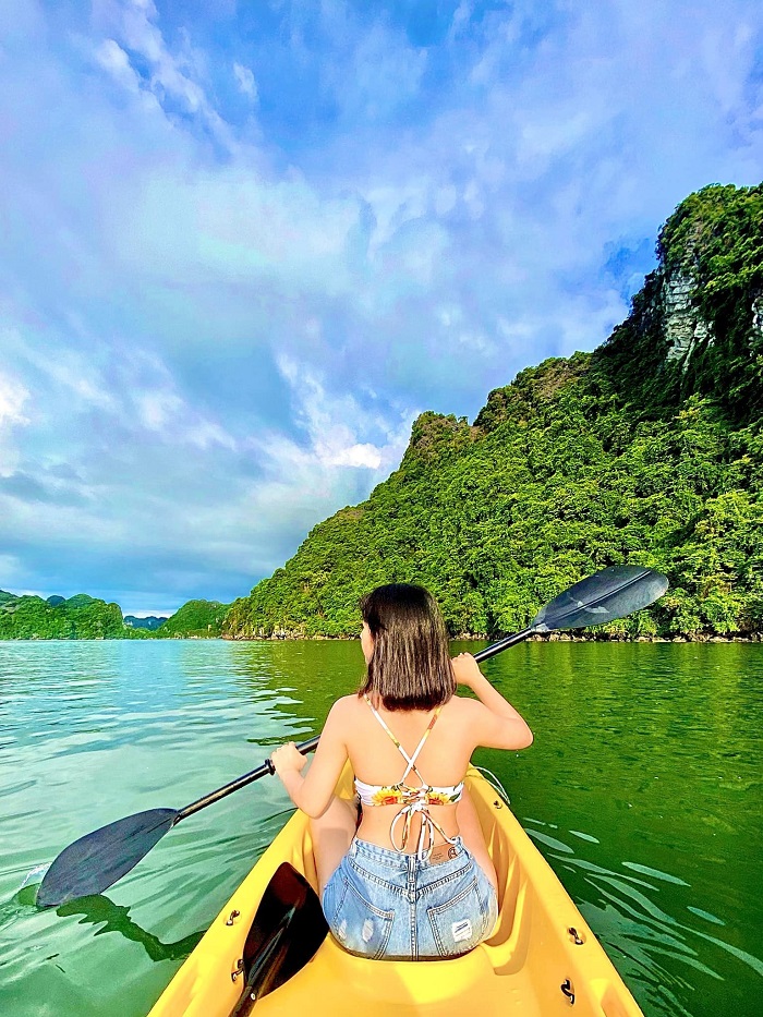 Nằm gần Làng chài Vung Viêng Vịnh Lan Hạ với khung cảnh vừa hùng vĩ vừa nên thơ