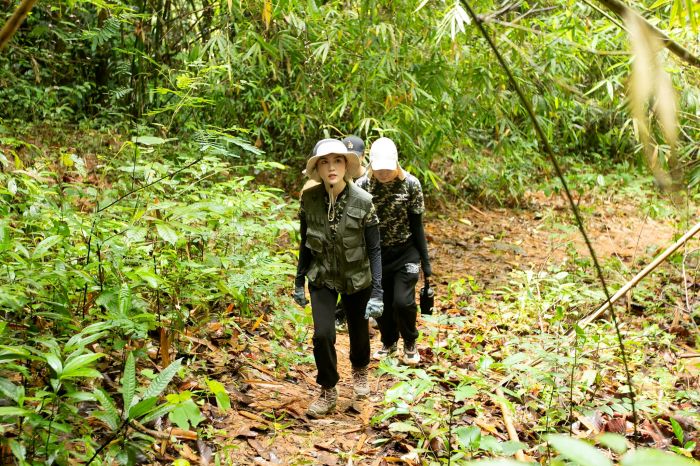 Ngọc Trinh trekking rừng Madagui với khung cảnh đẹp