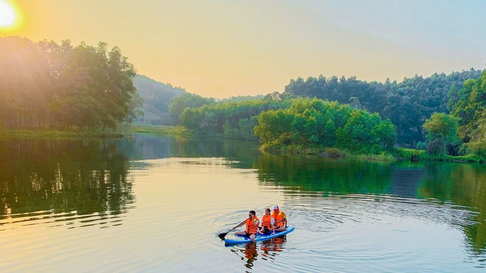 Bạn có thể tham gia vận động chèo thuyền kayak trên hồ - Địa điểm dã ngoại ở Thái Nguyên