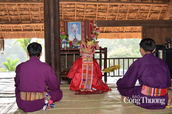 Nghi lễ Lễ hội Pôồn Pôông Thanh Hoá do Ậu máy chủ trì, là những người có uy tín trong làng