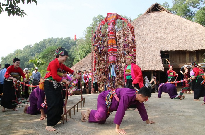 Trò đi bừa được diễn lại trong Lễ hội Pôồn Pôông Thanh Hoá