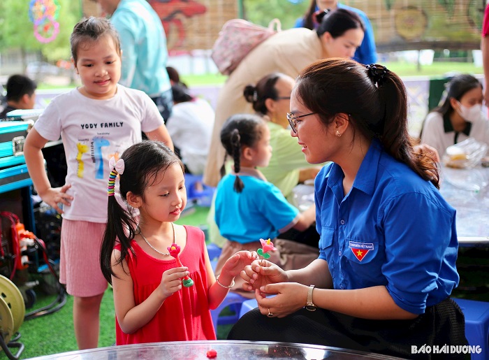 Nhiều trải nghiệm như lặn tò he, làm bánh Trung thu trong khuôn khổ Lễ hội mùa thu Côn Sơn Kiếp Bạc