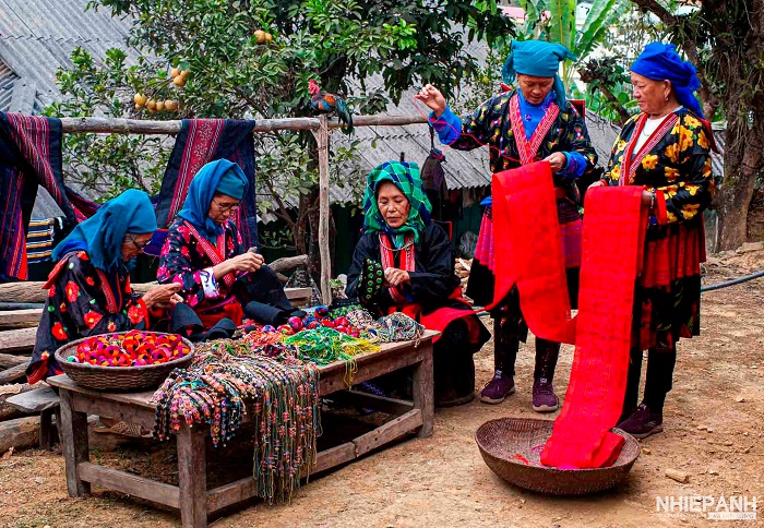 Bà con người Mông ở Tủa Chùa có nghề dệt truyền thống lâu đời chờ đón khách Du lịch Tủa Chùa Điện Biên 