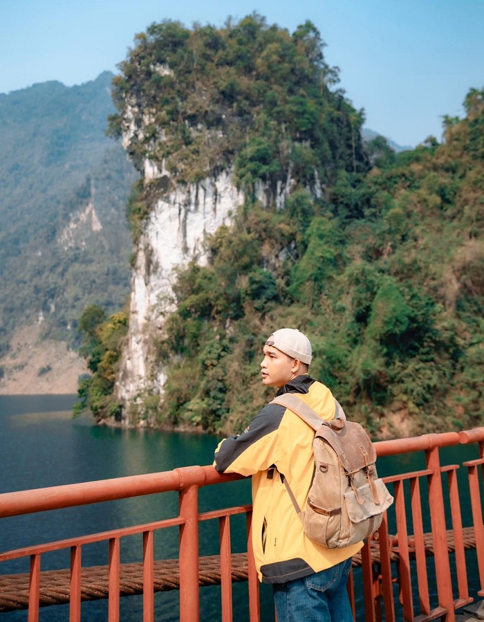 Cầu treo Pa Phông qua nhánh suối nhỏ đổ ra sông Đà chờ đón khách du lịch Tủa Chùa Điện Biên