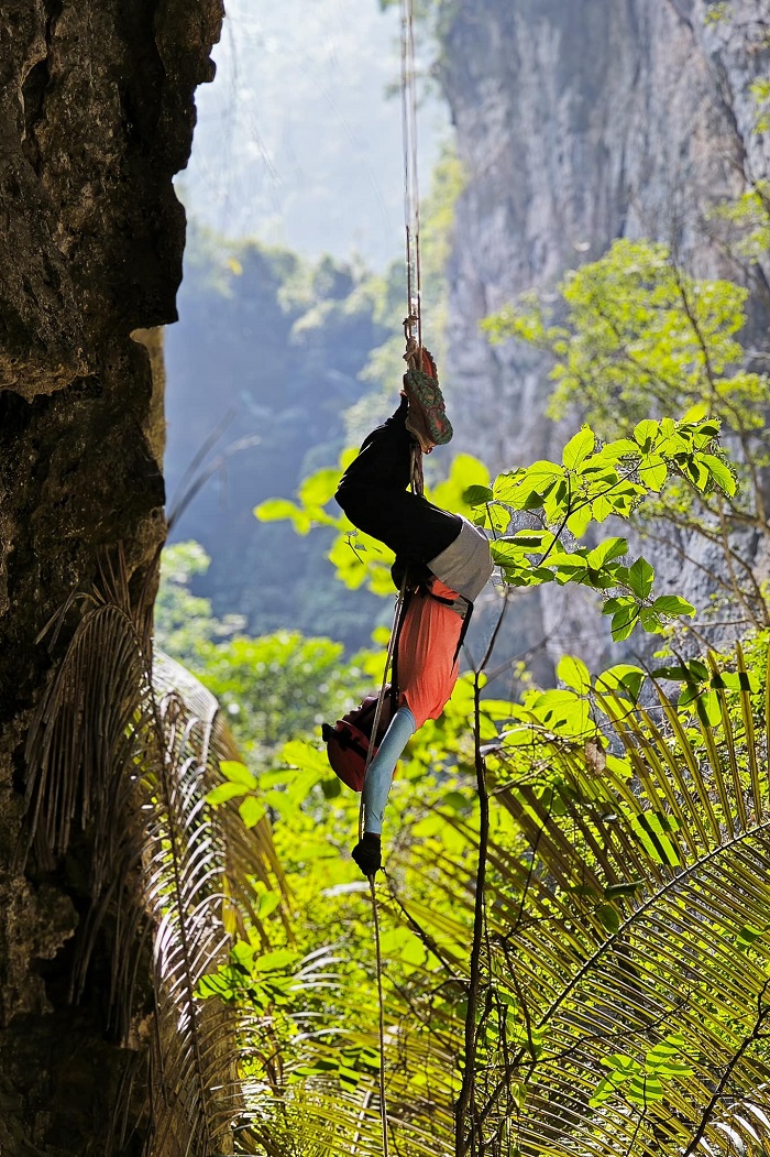 Để được tham gia trải nghiệm đu dây trên hố sụt Canh Cảo, bạn sẽ được trang bị những thiết bị đảm bảo an toàn