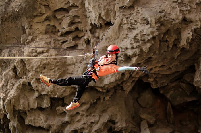 Trải nghiệm thú vị nhất khi tới hố sụt Canh Cảo là đu dây Abseiling xuống hố