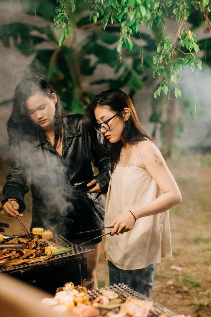 làm tiệc nướng BBQ hấp dẫn tại khu glamping ở Cần Thơ