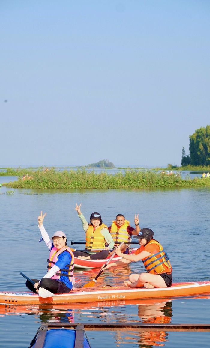 chèo Sup là hoạt động thu hút nhiều du khách tại khu glamping ở Đồng Nai tham gia