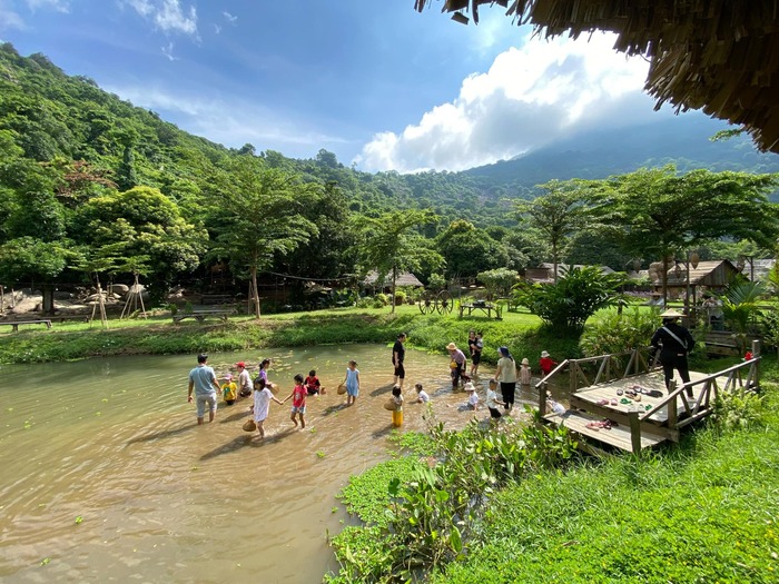 trải nghiệm mò cua bắt ốc tại khu glamping ở Tây Ninh 