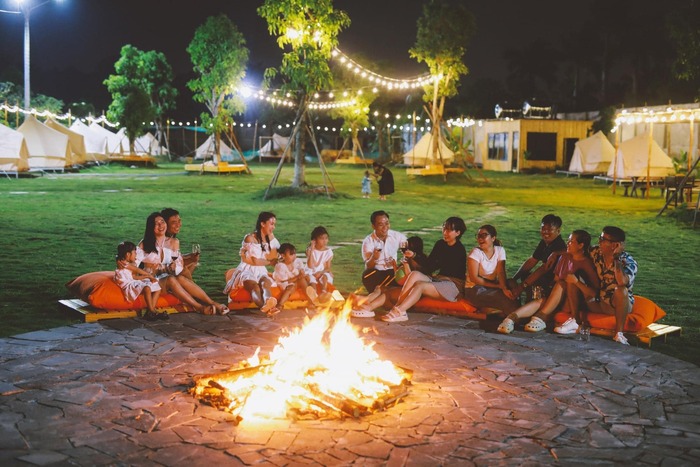 đốt lửa trại tại khu glamping ở TP HCM