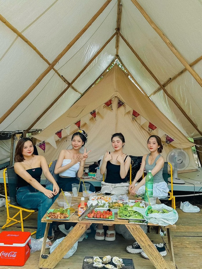 thư giãn cùng hội cạ cứng tại khu glamping ở TP HCM 