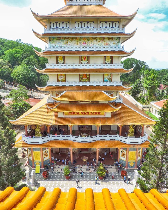 đến chùa vạn linh chiêm bái vãn cảnh