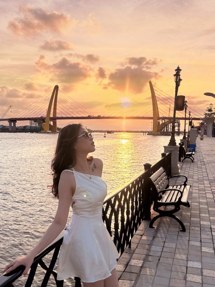 chiêm ngưỡng cầu hoàng gia vào chiều tối