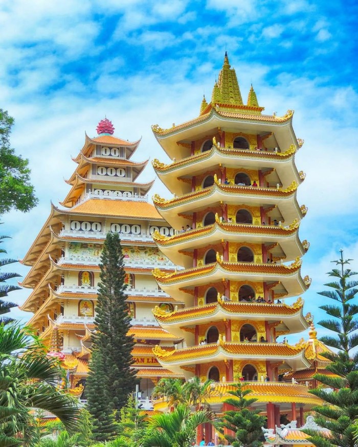 chiêm ngưỡng những tòa tháp đồ sộ tại chùa vạn linh