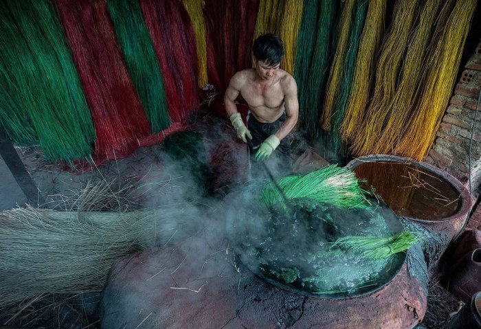 trải nghiệm quy trình dệt chiếu cói Phú Tân