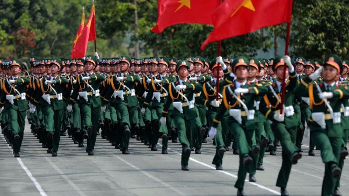 đoàn diễu binh nghiêm trang qua nhà hát lớn