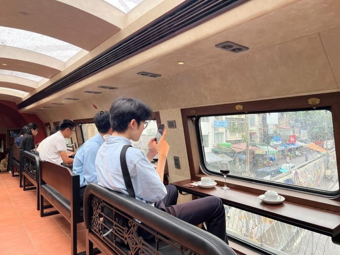 check in tàu di sản hà nội với khung cảnh đẹp