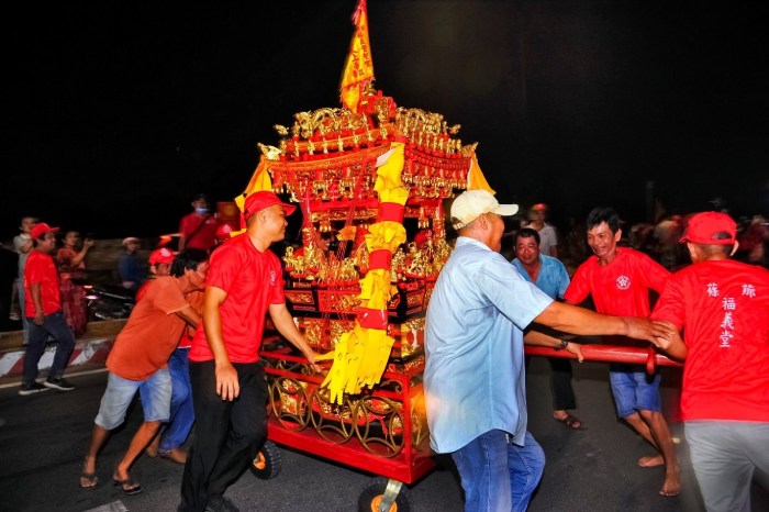 tham gia lễ rước kiệu của lễ hội Miếu Ông Bổn