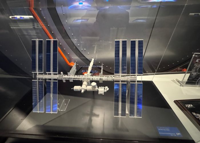 Tháp quan sát thiên văn với kính viễn vọng hiện đại trong bảo tàng