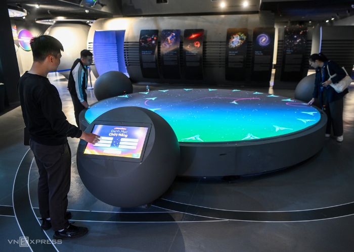 Du khách tham gia các thí nghiệm khoa học thú vị tại Bảo tàng