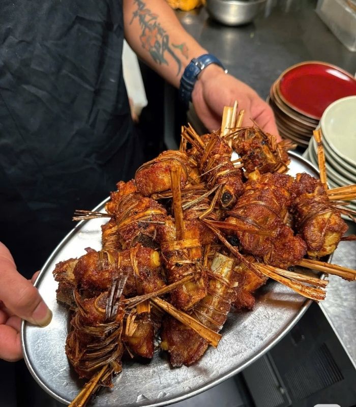 Sườn heo muối Nạp Tây nổi bật với vị mặn vừa và thơm lừng