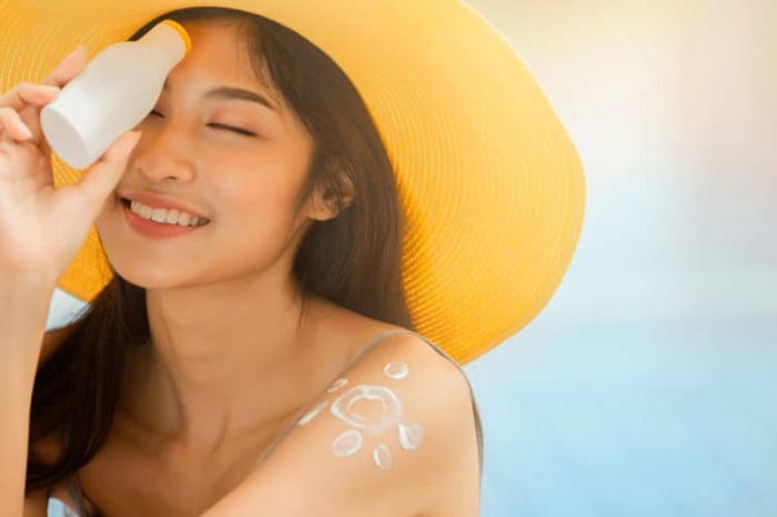 Khi ghé những bãi biển đẹp ở Mỹ, bạn nhớ thoa kem chống nắng bảo vệ sức khỏe làn da - Ảnh: Internet