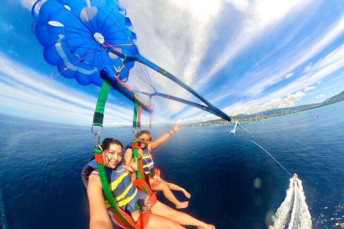 Tham gia chơi dù lượn ở bãi biển Waikiki - Ảnh: Agoda