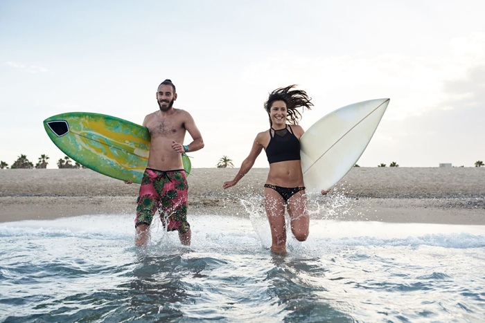 Tham gia lướt sóng ở biển Coronado - Ảnh: Discover Coronado