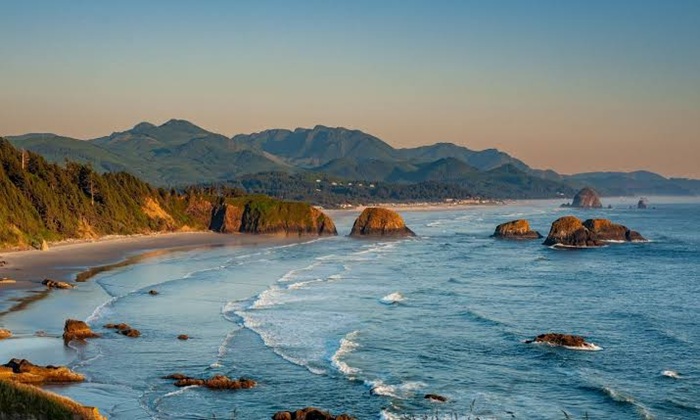 Cannon là bãi biển đẹp ở Mỹ nổi bật với những khối đá khổng lồ - Ảnh: Internet