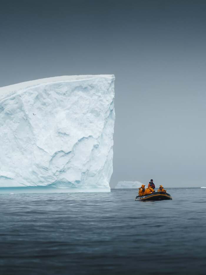  Đi xuồng Zodiac khám phá bán đảo Antarctic Nam Cực