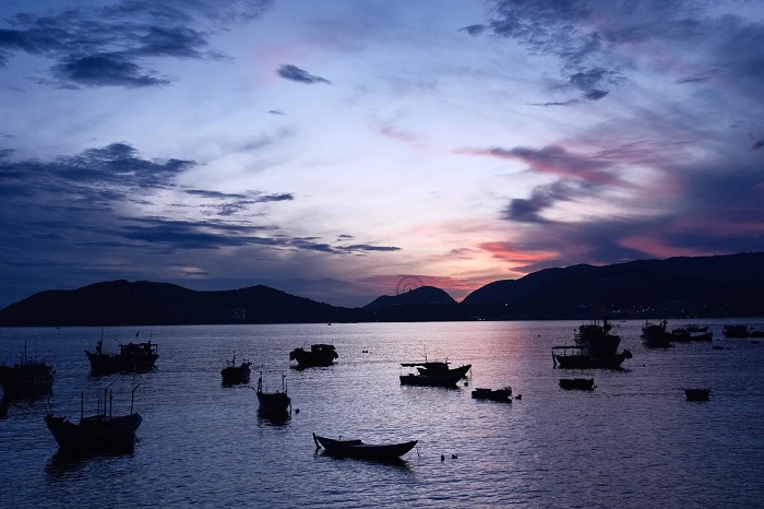 Khoảnh khắc bình minh lãng mạn tại bờ kè làng Chụt Nha Trang