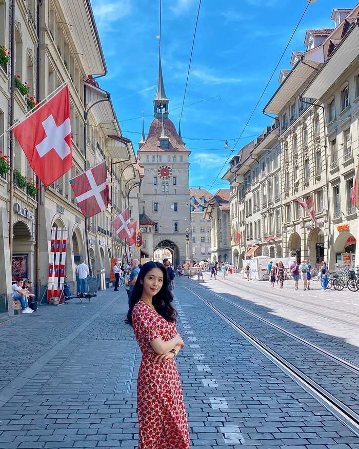 tham quan phố cổ gần cầu Untertor Brucke Thụy Sĩ 