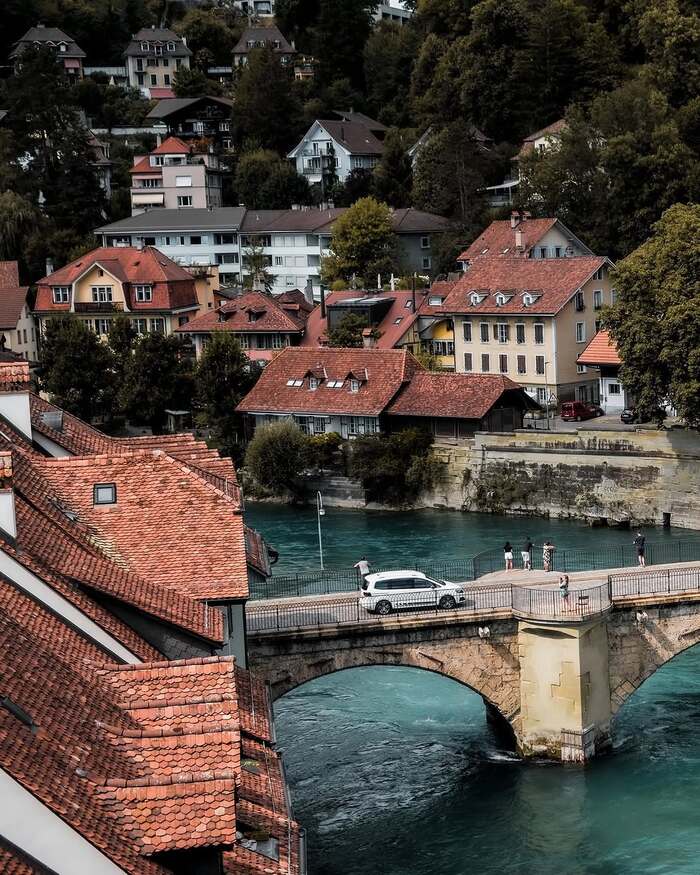 cầu Untertor Brucke Thụy Sĩ hiện nay vẫn có các phương tiện lưu thông