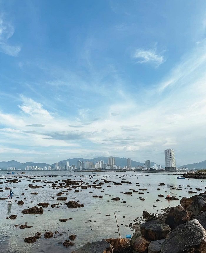 Khung cảnh nhìn từ Hòn Đỏ Nha Trang ra thành phố