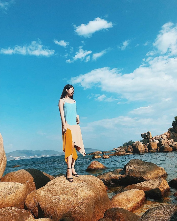 Hòn Đỏ Nha Trang với những phiến đá đủ kích cỡ khác nhau