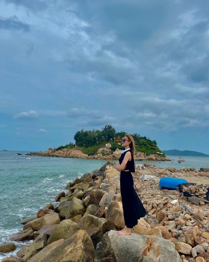 Để ra chùa Từ Tôn trên Hòn Đỏ Nha Trang cần đi thuyền