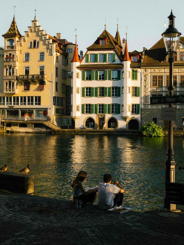 Ngắm khu phố cổ Luzern Thụy Sĩ bên sông Reuss