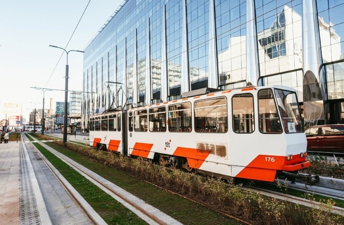 Phương tiện di chuyển đến lâu đài Toompea Estonia là xe điện