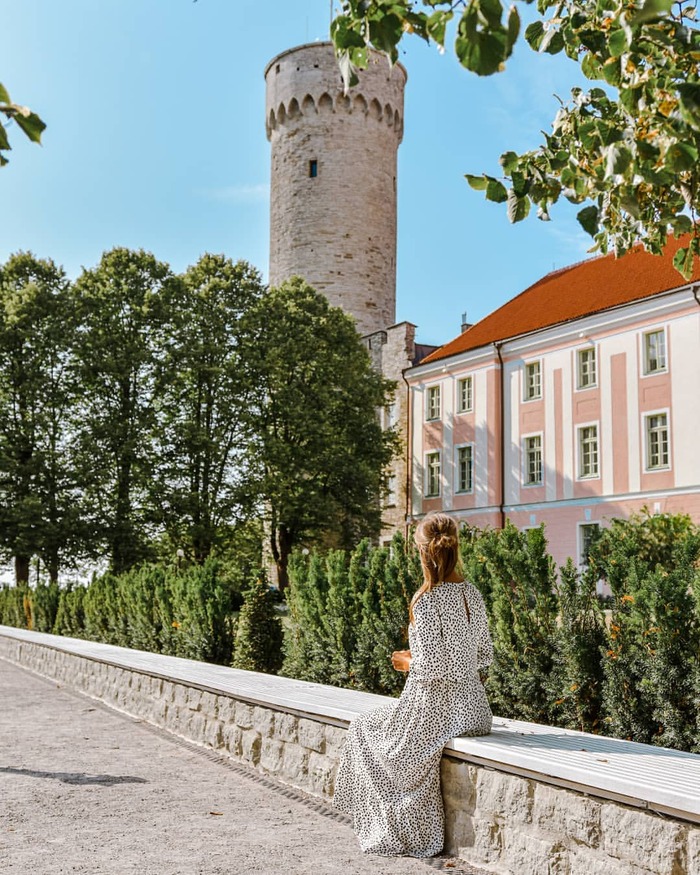 lâu đài Toompea Estonia tọa lạc trên một ngọn đồi nhìn ra khu phố cổ