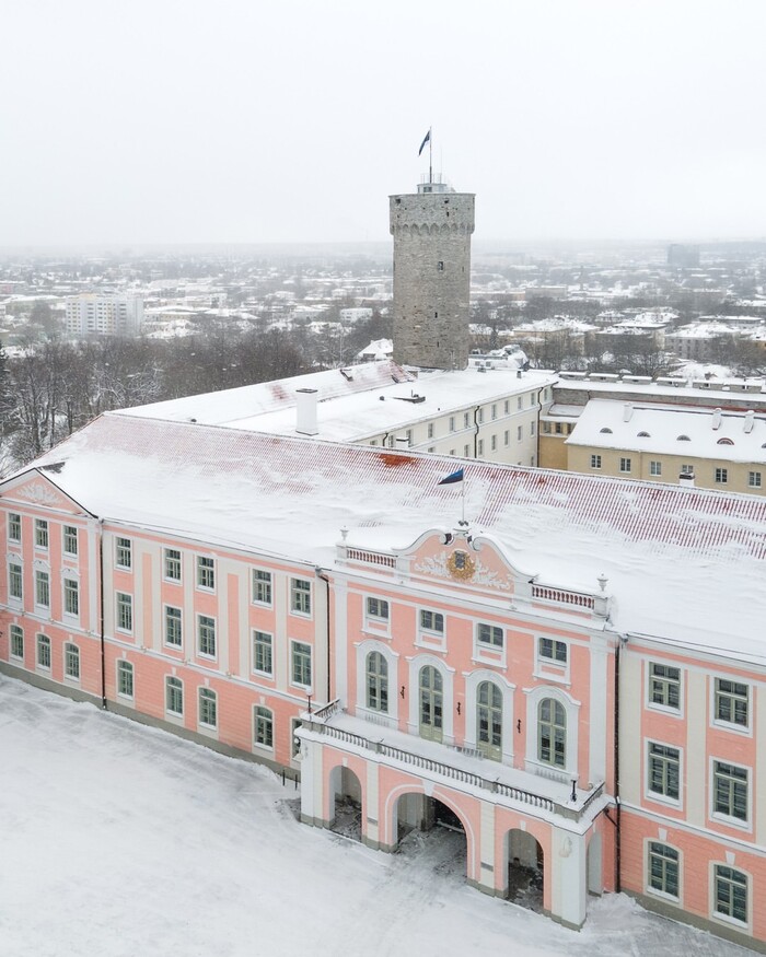 lâu đài Toompea Estonia tọa lạc trên một ngọn đồi nhìn ra khu phố cổ